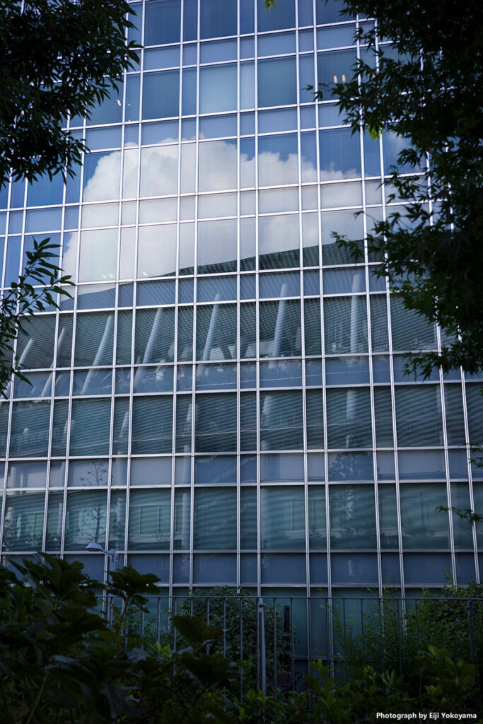 ビル窓に写る国立競技場。RICOH GR IIIx, F3.5, 1/200, ISO100