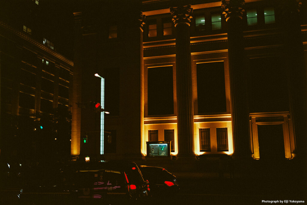 夜の日本橋です。ISO100固定、手ぶれ補正無しでの手持ち夜景は禁物ですが、数枚残ってたコマで撮ってみました。 露出不足覚悟で撮った１枚、デジタルと違って暗〜い雰囲気で撮れるのが、ちょっといい感じです。ネガでよかった。 Leica M-A + LIGHT LENS LAB M 35mm f/2（周八枚） + Kodak Ektar 100