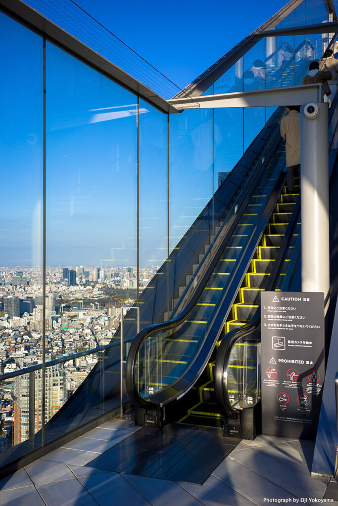 最上階46Fから屋上展望台「渋谷スカイ」へ登るエスカレーター。屋外なのでとても眺めがよく気持ちいいです。
