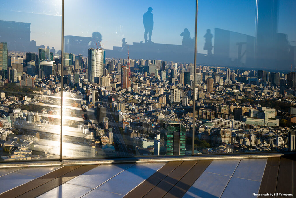 東京タワー方面の眺め。ここの防壁ガラス、ちょっと面白い写り込みになります。
