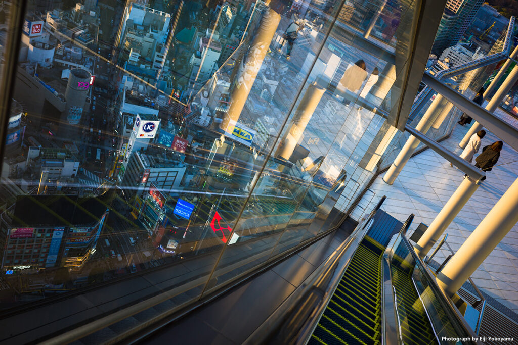 屋上展望台「渋谷スカイ」から階下へのエスカレーター。眼下に渋谷の街並（左上に109)）、けっこう絶景です。