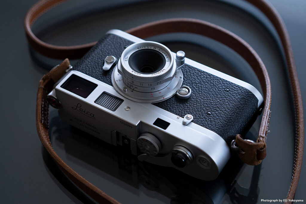 LEICA SUMMARON-M 28mm f/5.6、Leica M-Aに装着。スリムで格好イイです。 眼鏡使用、ファインダー内の28mmフレームは視野内ギリギリ、なんとか見渡せる感じです。