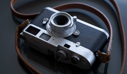 LEICA SUMMARON-M 28mm f/5.6、Leica M-Aに装着。スリムで格好イイです。 眼鏡使用、ファインダー内の28mmフレームは視野内ギリギリ、なんとか見渡せる感じです。