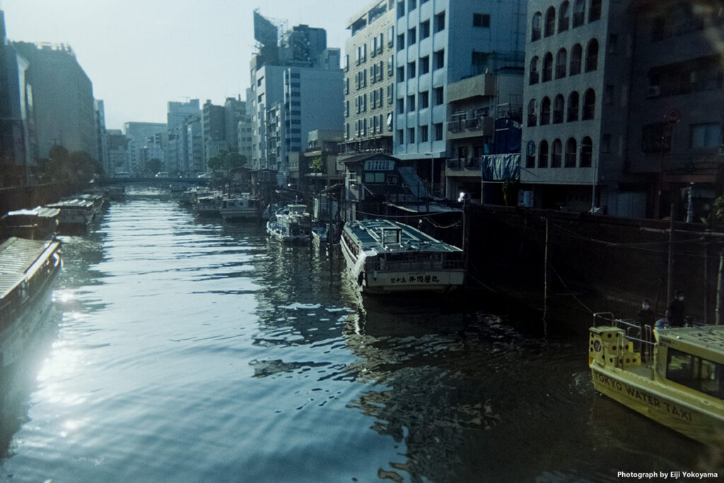 川幅狭めな神田川。さほど大きくはない屋形船が並んでいます。