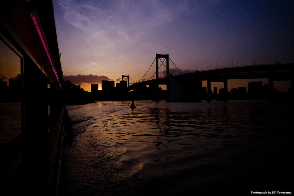日没直後のレインボーブリッジ。屋形船から身を乗り出して撮影。周辺減光が嬉しい。