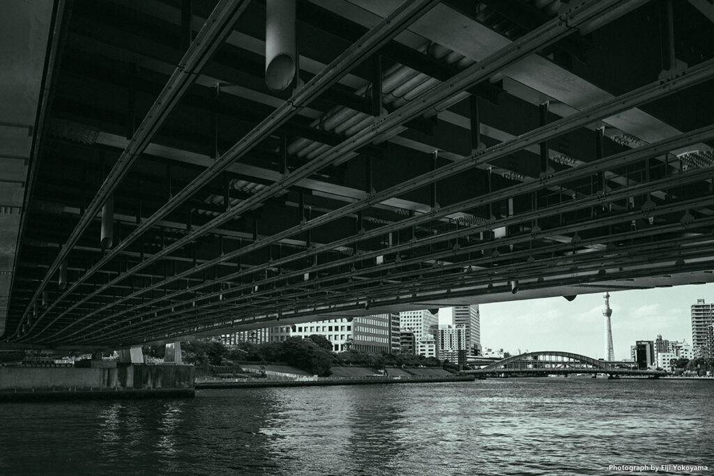 中央大橋、橋の下から。