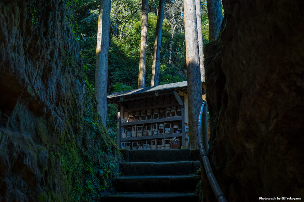 浄智寺。岩をくり抜いたような小さなトンネル通路。階段を登るとお墓の桶置き場。