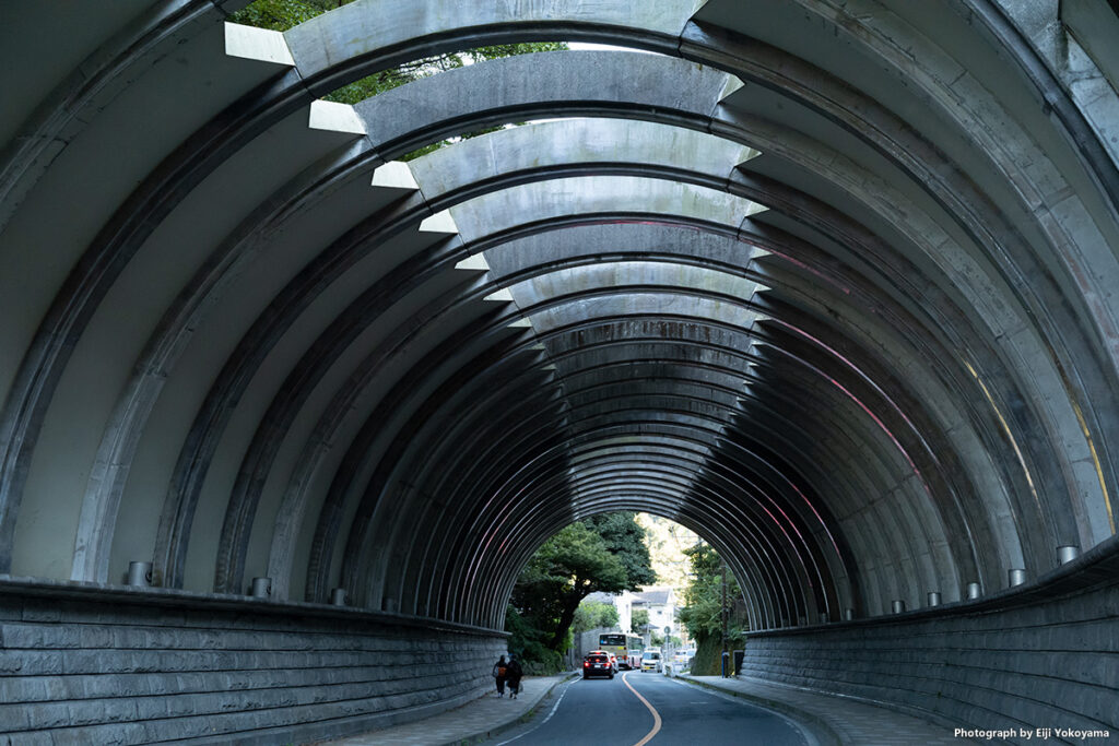 巨福呂坂洞門。トンネルのように見えますが、切り通しの覆いみたいな感じです。 北鎌倉方面からここを抜けて少しゆくと、鶴岡八幡宮の裏手に出ます。