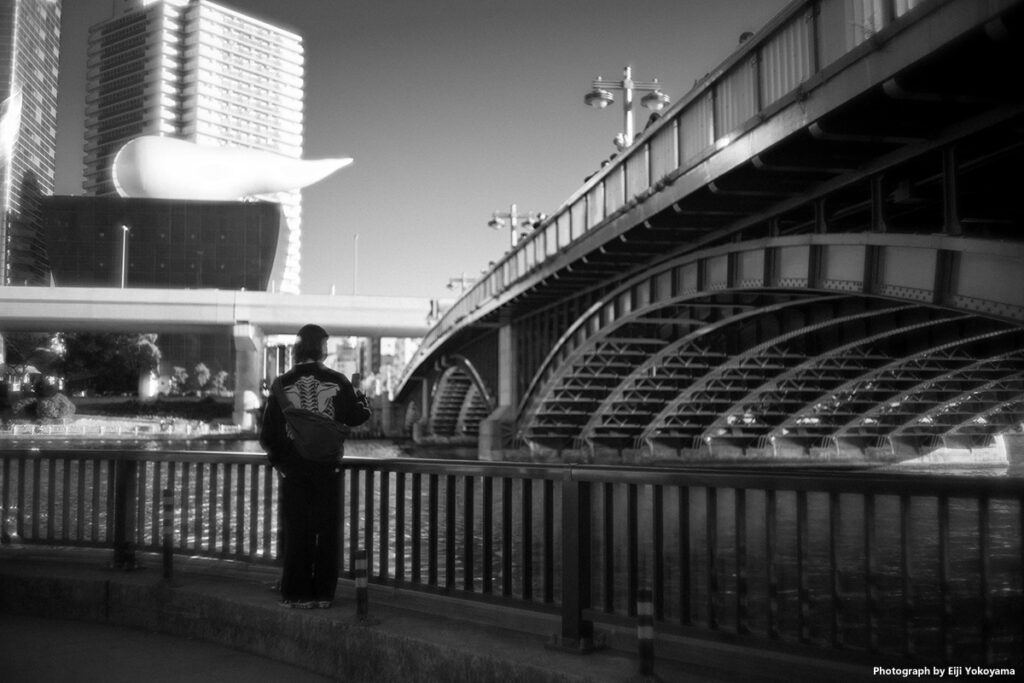 浅草、吾妻橋とアサヒビール黄金オブジェ。フィルムテイスト・白黒現像。絞り開放。