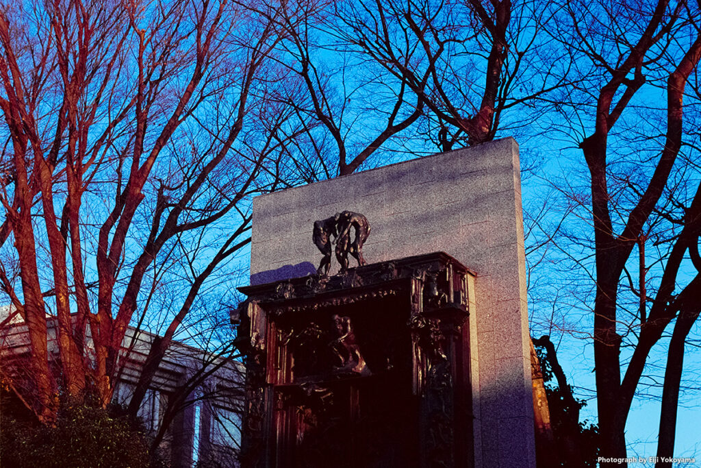 国立西洋美術館、ロダン作「地獄の門」。