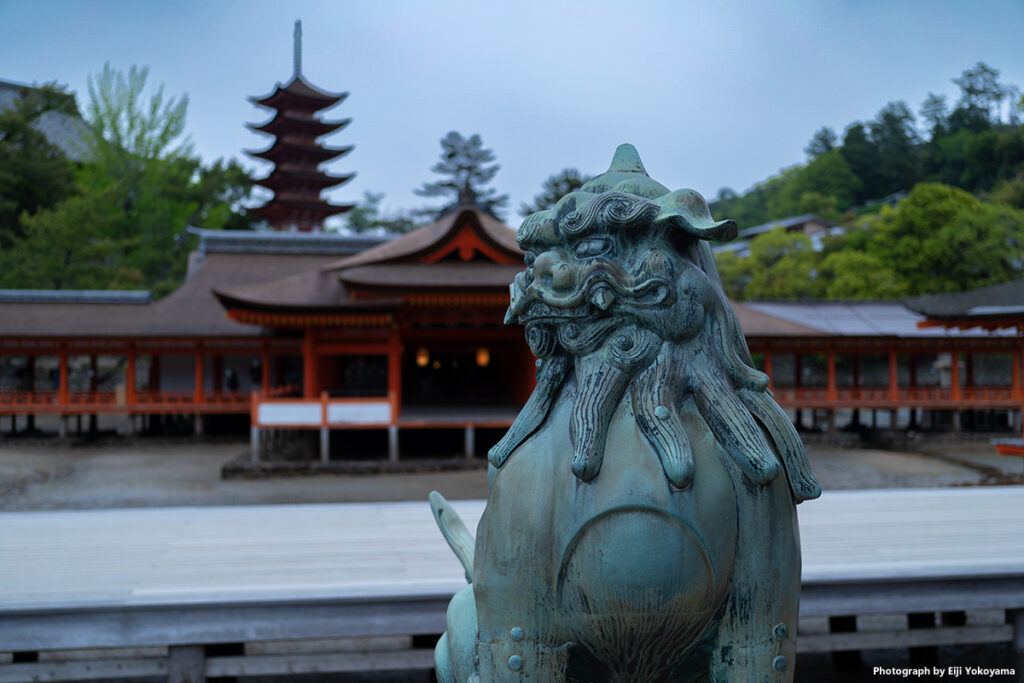 厳島神社の狛犬。なかなか迫力あります。