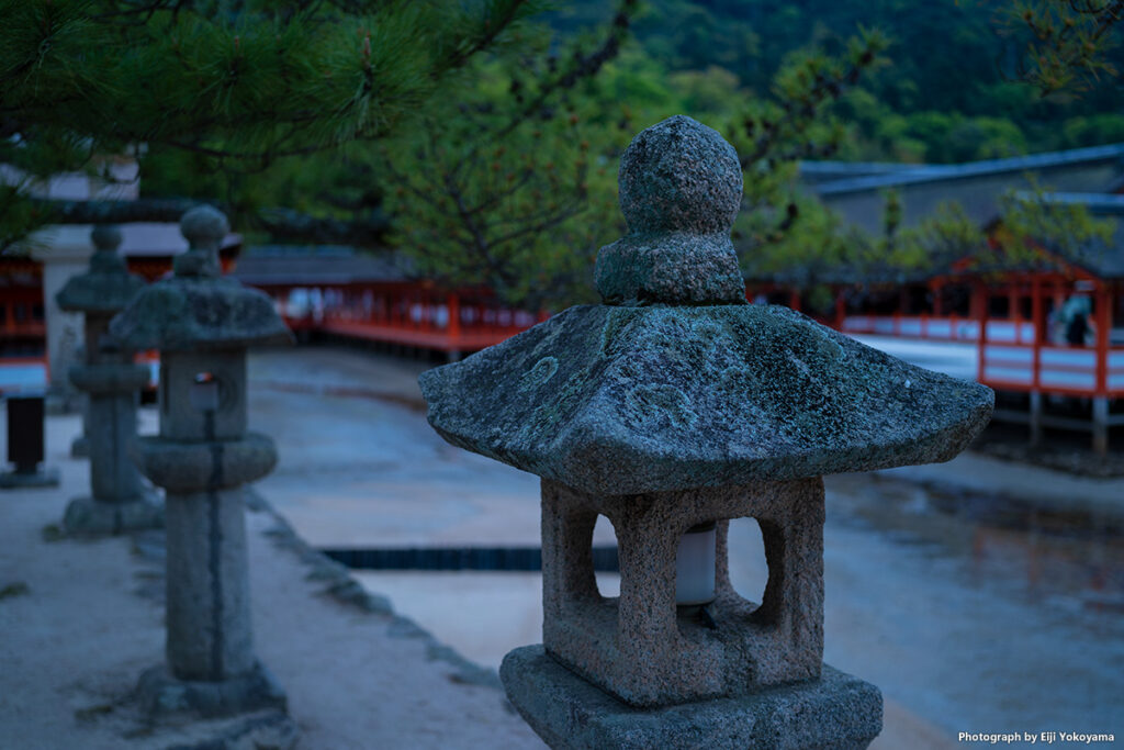 厳島神社、灯籠。神社に来ると、狛犬と灯籠ばっかり撮ってます💦