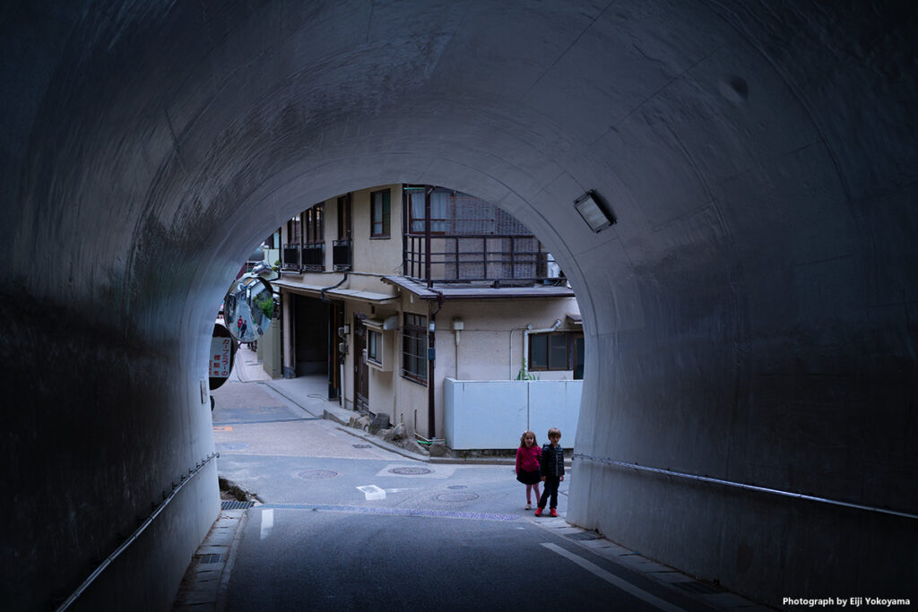 宮島のトンネルにて。