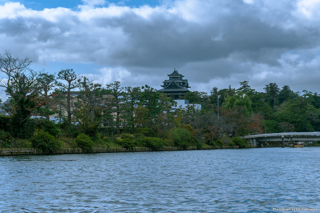 堀川遊覧船から松江城を望む。足元暖かい”こたつ船”で約50分の周遊です。DSC-RX100M7 換算70mm