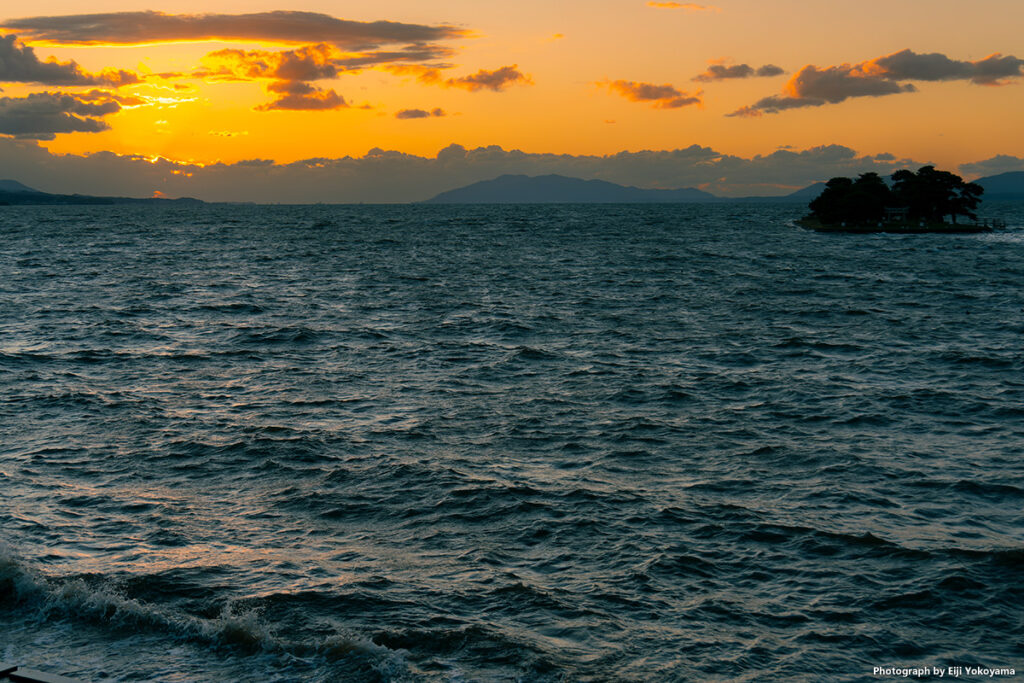 松江、日没の宍道湖。右上の黒いシルエットは嫁ヶ島。強風で湖面が荒れています。DSC-RX100M7 換算50mm