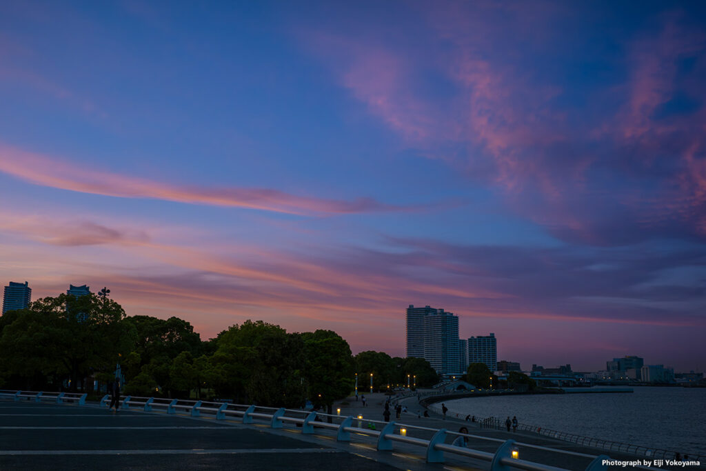 パシフィコ横浜の海岸、夕焼け。