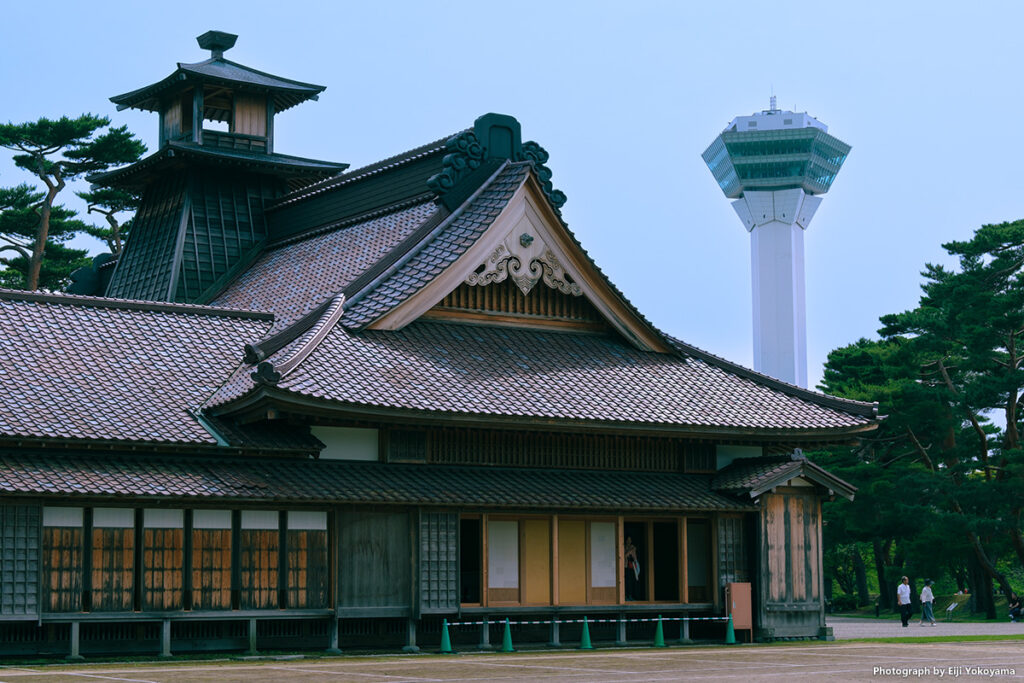 五稜郭・箱館奉行所と五稜郭タワー。