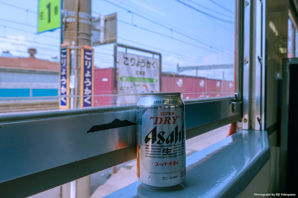 道南いさりび鉄道、函館駅から乗車、次の駅が五稜郭。ここらあたりで缶ビールを、ちょっと呑み鉄です。