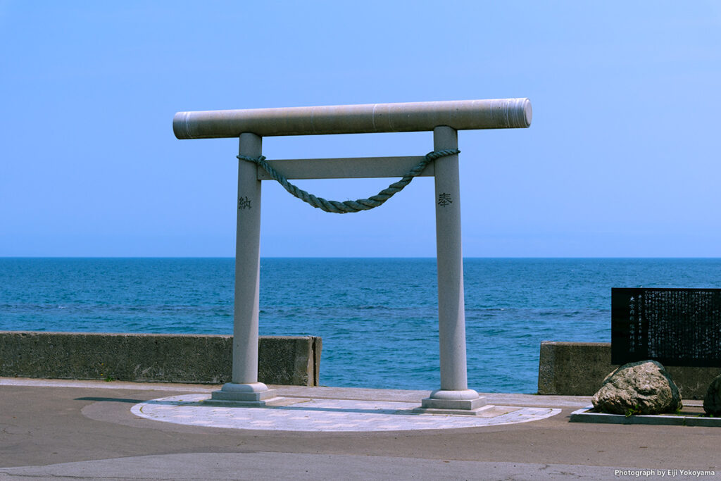 駅から5分ほど歩くと海岸（みそぎ浜）に。佐女川神社（どこにあるんだろ？）の鳥居があります。なかなかいい感じです。