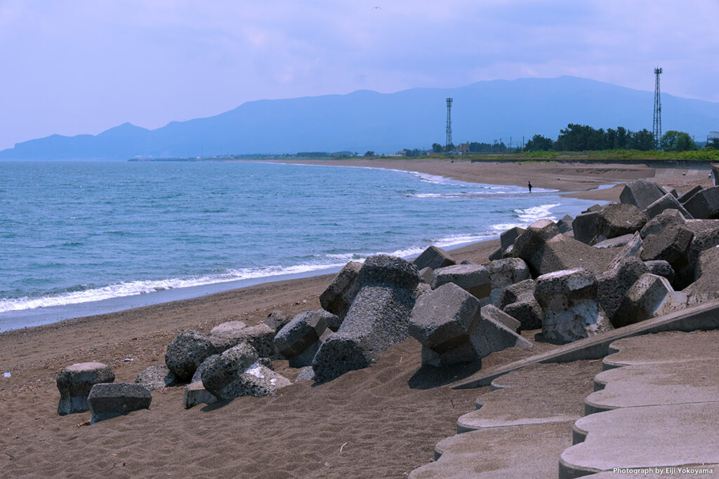 なかなか綺麗な海岸線です。しかしこの日、けっこう暑くて日差しも強く、早々に切り上げ昼食をとることに。