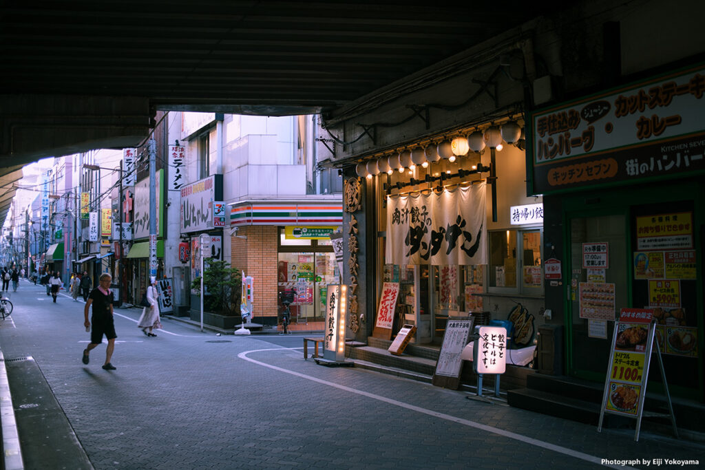 駅横、ガード下。