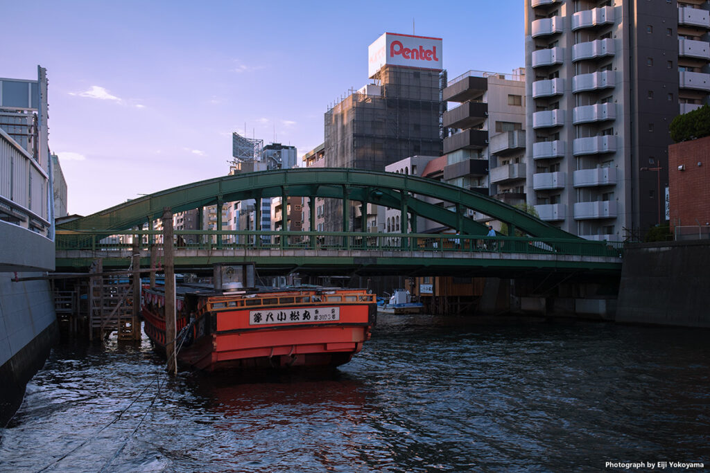 神田川、柳橋と屋形船。