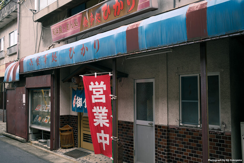 なかなか店が見つからず、いいかげん嫌気がさしてきたころに営業中の定食屋を１軒見つける。
お食事処ひかり。まさに希望のひかり、駆け込んでとりあえずビール、一息つくことができました。