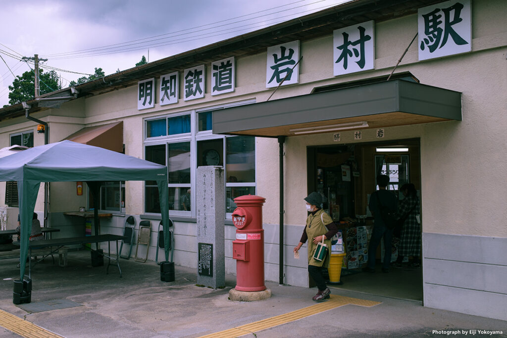 明智鉄道、岩村駅。わりと普通っぽい駅舎ですが、構内とプラットホームはけっこうレトロな感じでした。