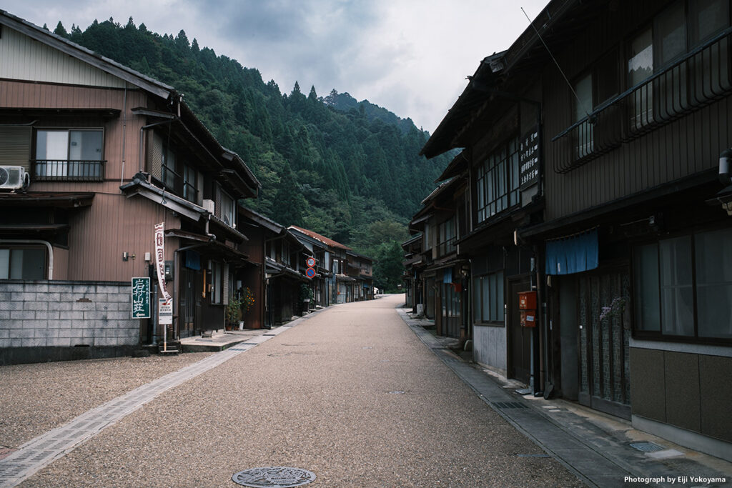 古い町並みがけっこう長く城跡まで続いています。「岩村寄席」開催の藤時屋はその中ほどにあります。