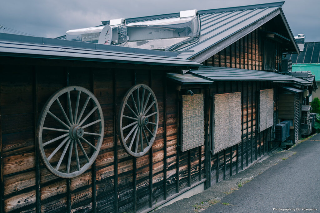 江戸時代のような下見板貼りの家。瓦屋根じゃないのが残念！