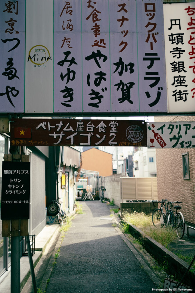 円頓寺商店街からの小路。円頓寺銀座街の看板、そそられます。