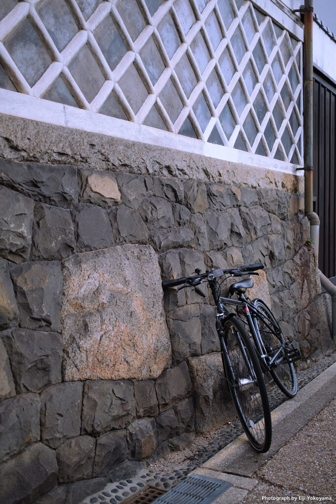 円頓寺界隈、なまこ壁に自転車。