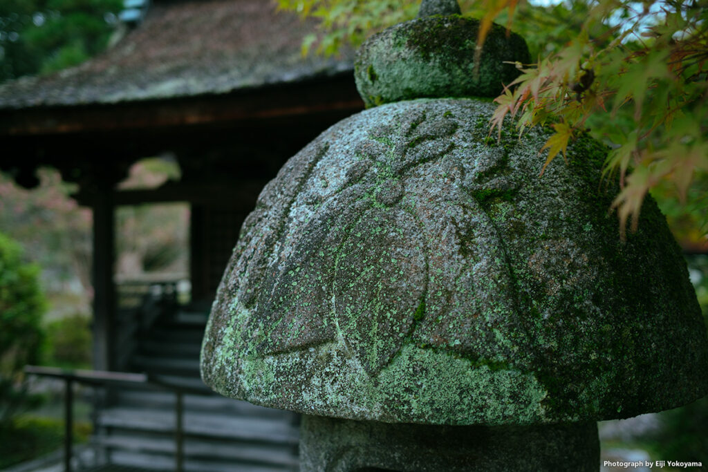 虎渓山永保寺、国宝開山堂前の灯籠。