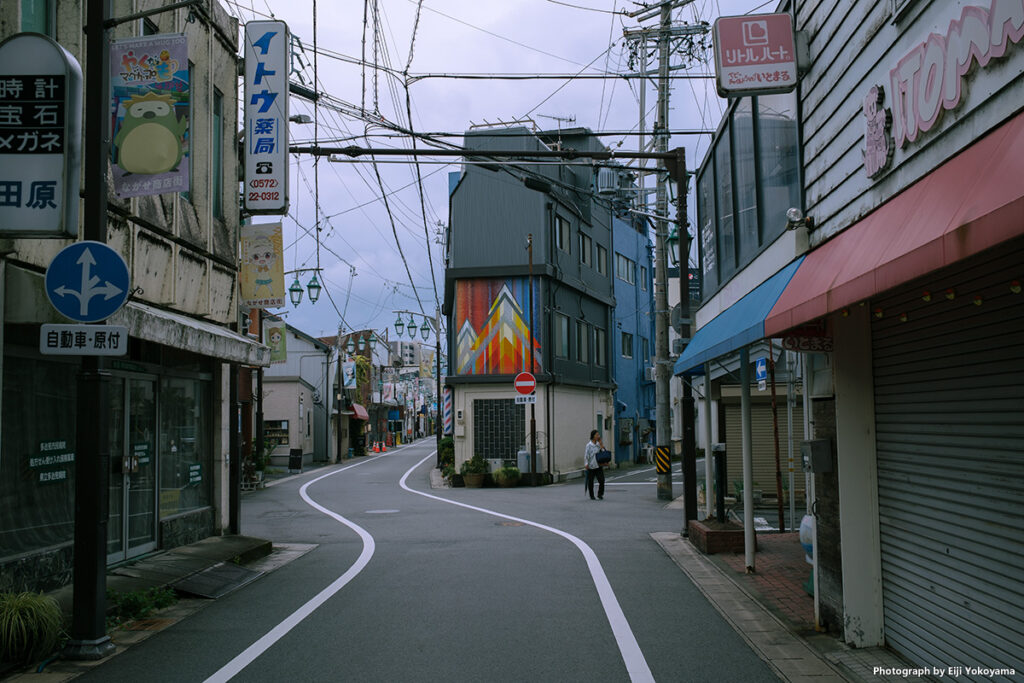 駅近くの多治見ながせ商店街。