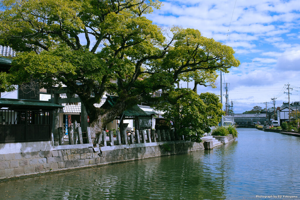 沖端水天宮と水路。