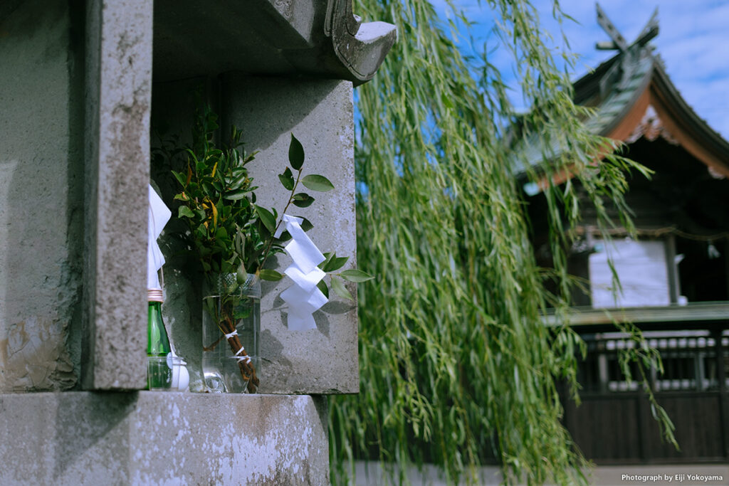 恵比須神社の祠。水路を挟んでバックに沖端水天宮。