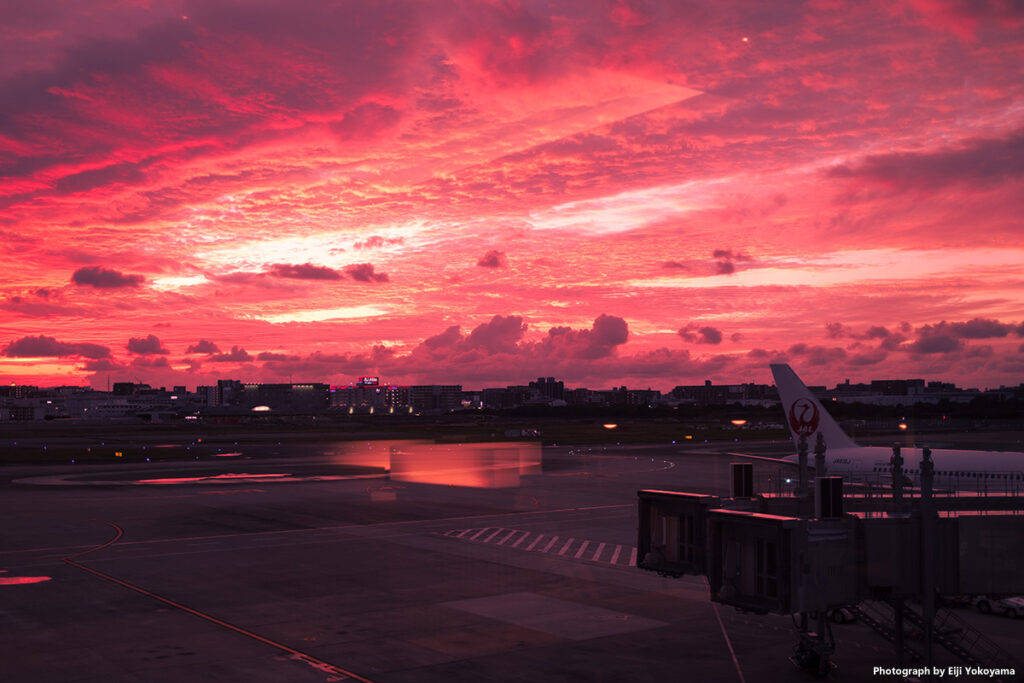 帰りの福岡空港、素晴らしい夕焼けでした。