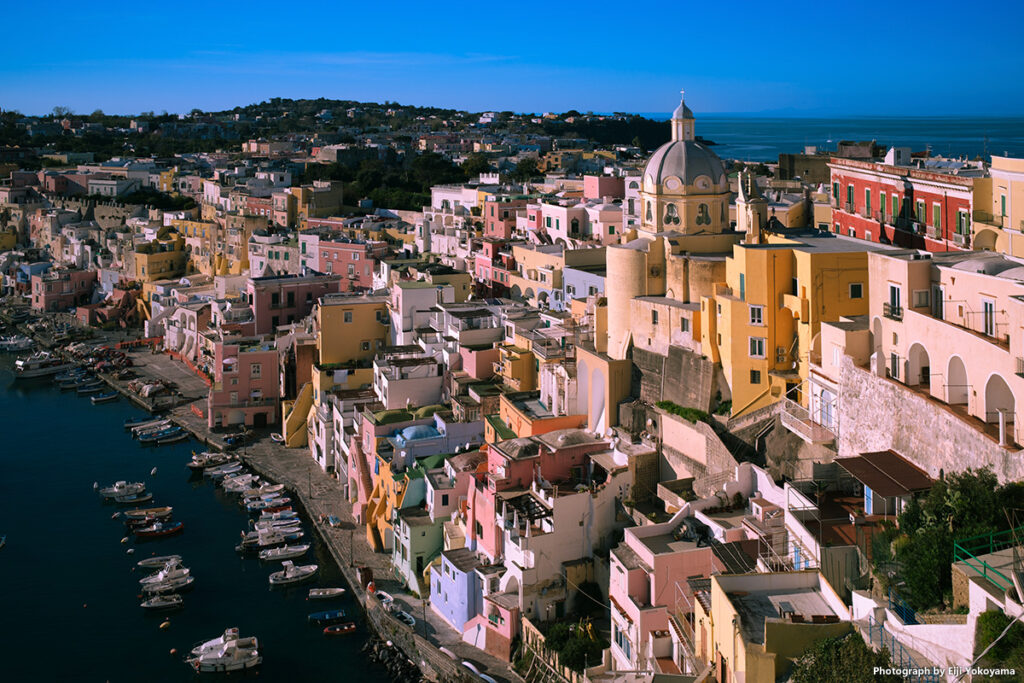 プローチダ島(Procida) はナポリから高速フェリーで40分ほど、面積4㎢に満たない小さな島です。 小さな山の頂にサンミケーレ修道院、山肌に広がる美しい街並。徒歩で半日観光が可能です。