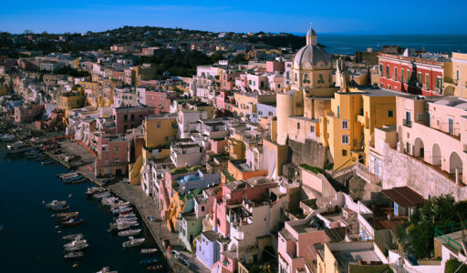 プローチダ島(Procida) はナポリから高速フェリーで40分ほど、面積4㎢に満たない小さな島です。 小さな山の頂にサンミケーレ修道院、山肌に広がる美しい街並。徒歩で半日観光が可能です。