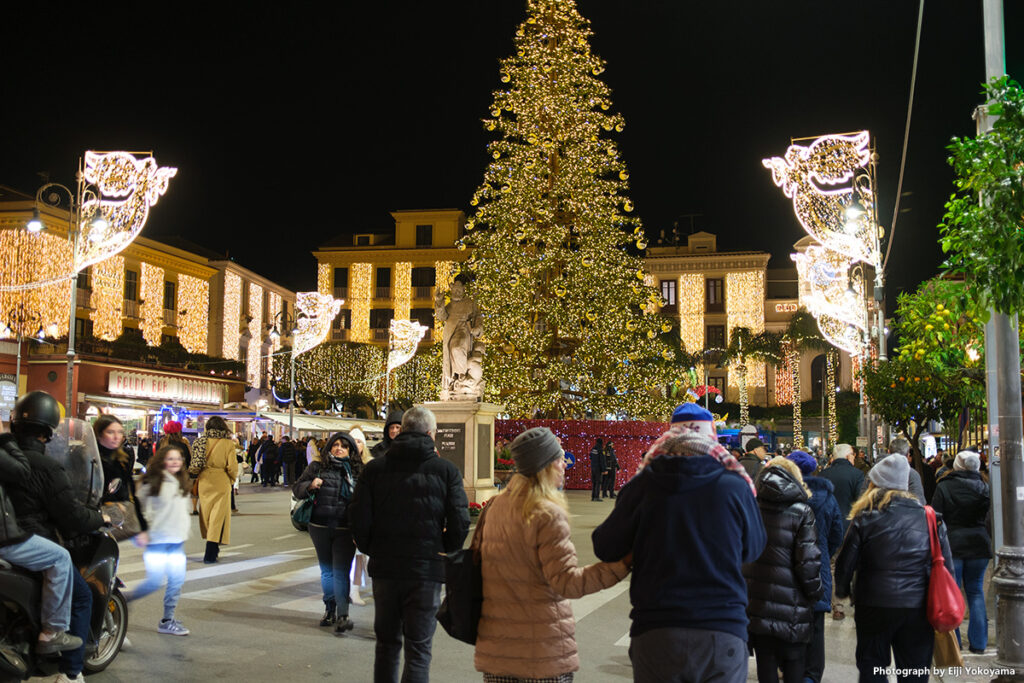 ソレントを離れる前日の夜、クリスマスイルミネーションが始まりました。街の中心、タッソ広場にて。