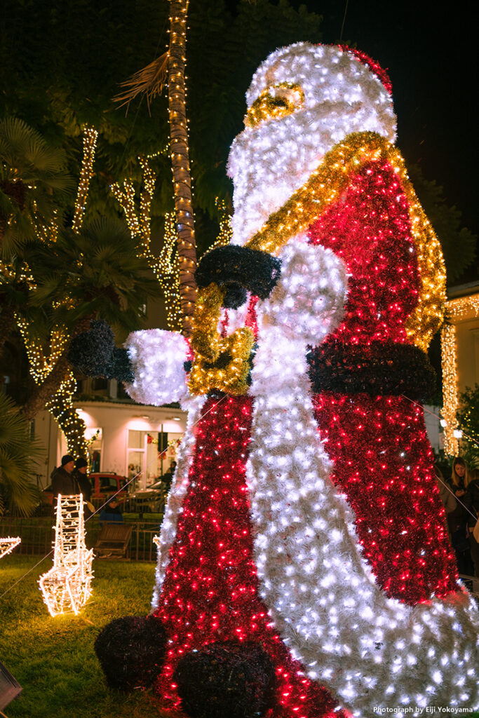 こちら、公園のクリスマスイルミネーション。大きなサンタクロース。