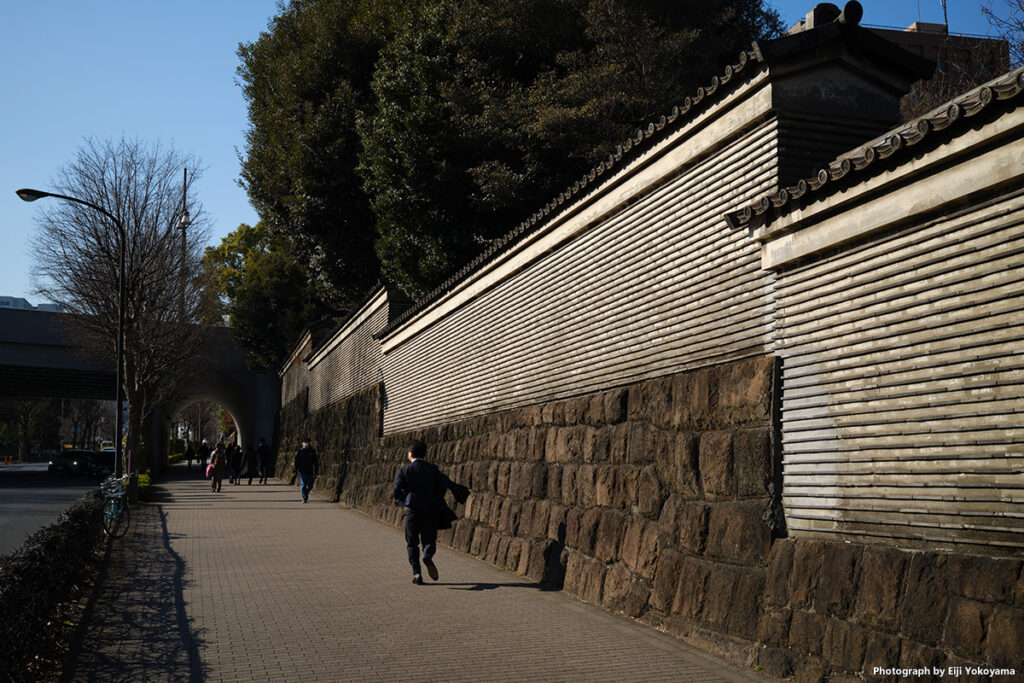 湯島聖堂、築地塀と歩道。X100XI