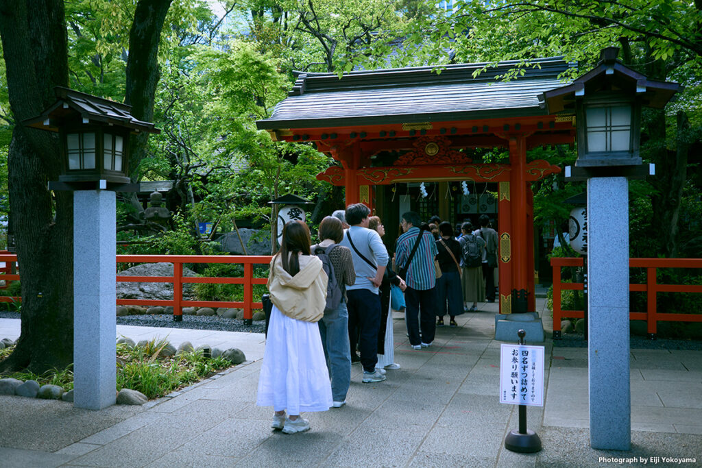 愛宕山山頂の愛宕神社。参拝に列ができていましたが、混んでるという感じはありません。