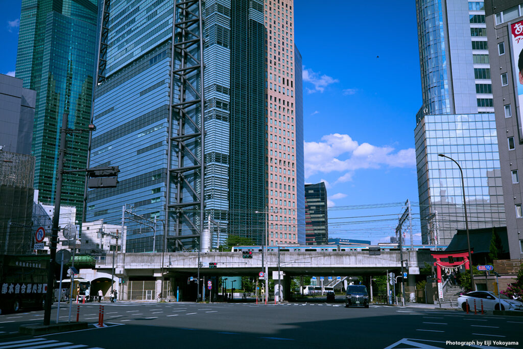 新橋駅あたり。後ろは汐留超高層ビル群です。