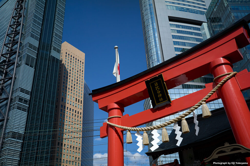 汐留超高層ビル群をバックに、日比谷神社の鳥居。