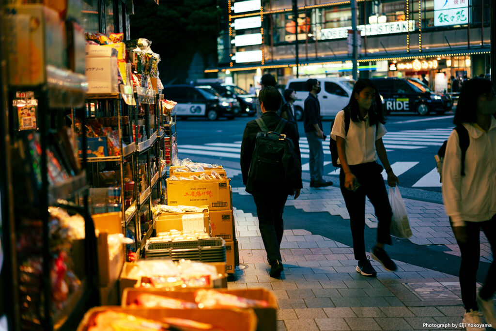 夜、上野駅周辺。