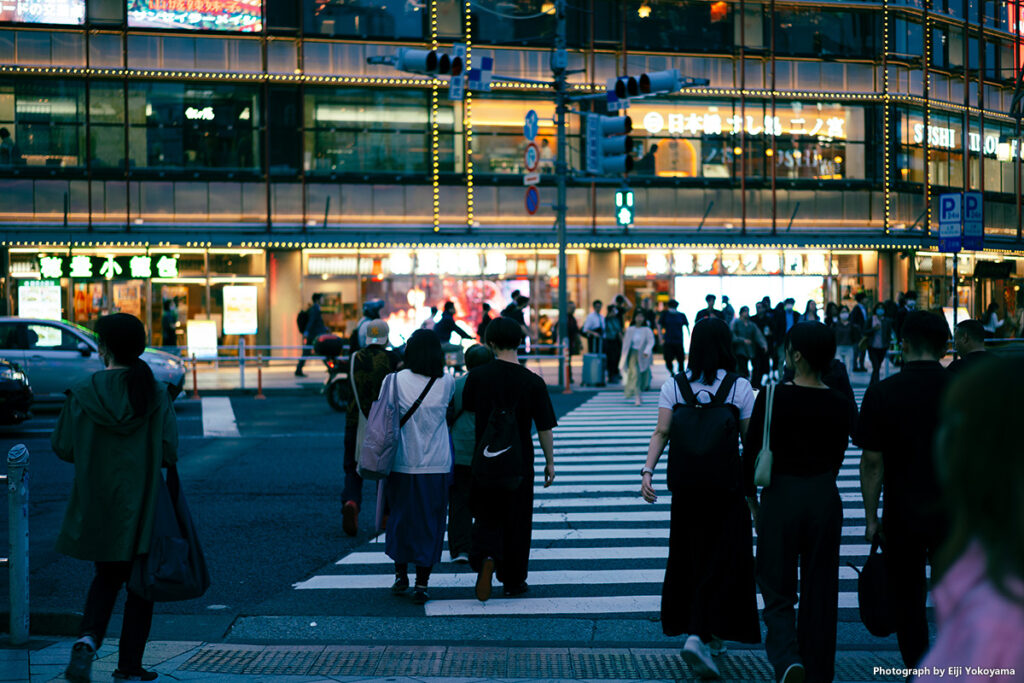 夜、上野駅周辺。