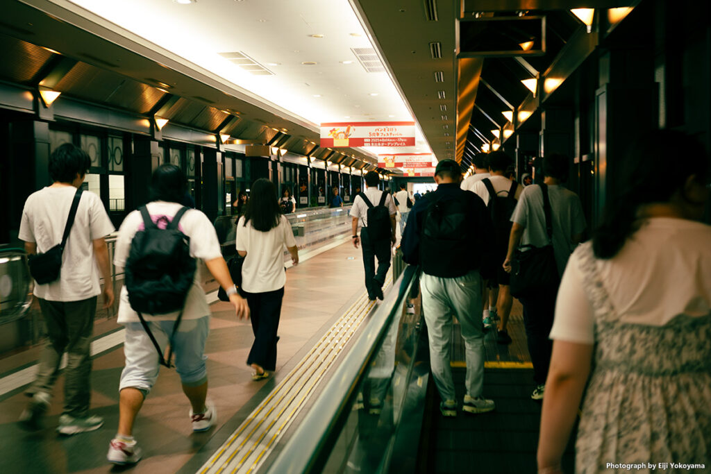 動く歩道「恵比寿スカイウォーク」、長いです。これがなかったら駅から恵比寿ガーデンプレイスまで行く気がしません。
