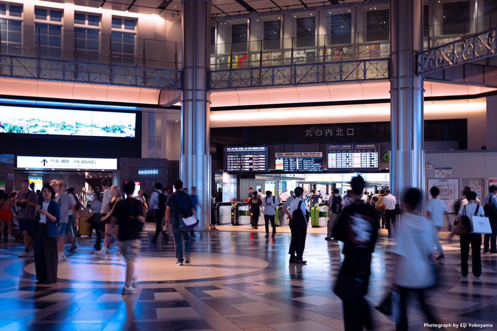東京駅、丸の内北口構内。
