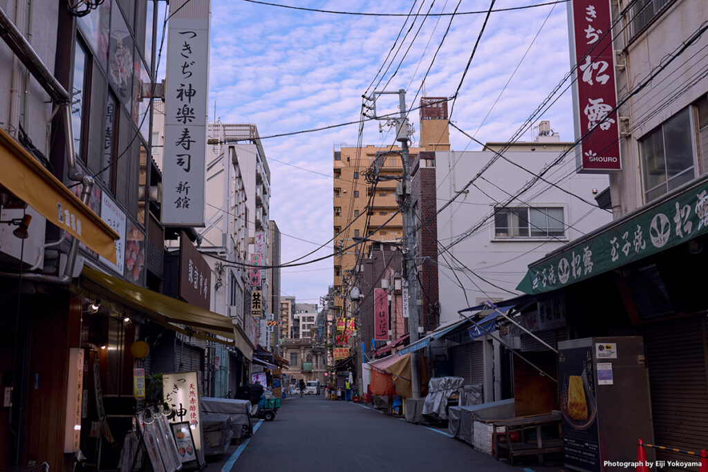 築地場外市場。どんどん寂れていってる感じで、人通りはほとんどない。Leica Q3 43